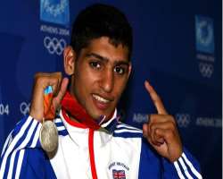 During his amateur career, he won silver in Olympic games 2004, won gold in 2003 and 2004 in Junior Olympic Games and European Student Championships r